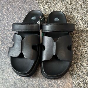 NWT Women’s Black Sandal Size 8